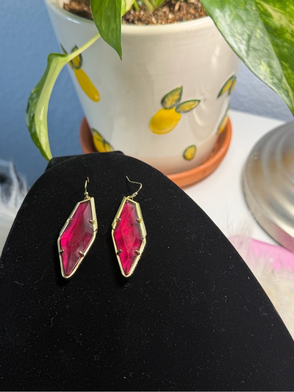 Kendra Scott Kinsley Gold Drop Earrings in Raspberry Illusion